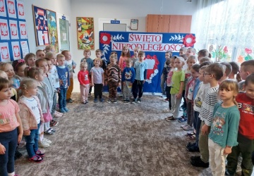 Powiększ obraz: Przedszkolaki śpiewają hymn Polski.