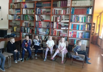 Powiększ obraz: 5 latki   poznają nowe postacie bajkowe z wizytą w bibliotece szkolnej.