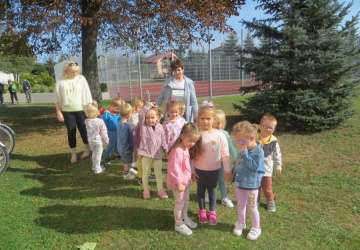 Powiększ obraz: Jesienny spacer wokół przedszkola i szkoły